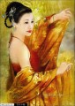 黄色い服を着た中国の乙女